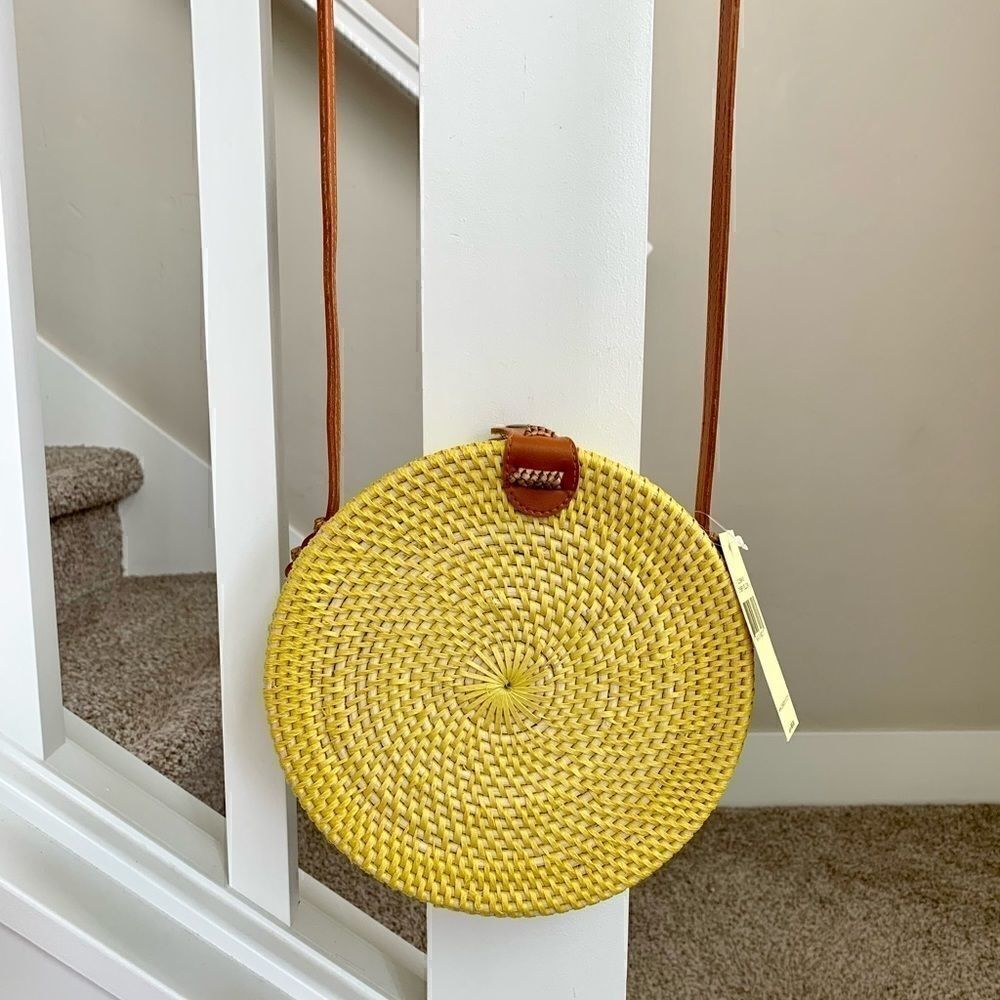 Collection 18 Hand-Crafted round Crossbody. - Picture 8 of 13